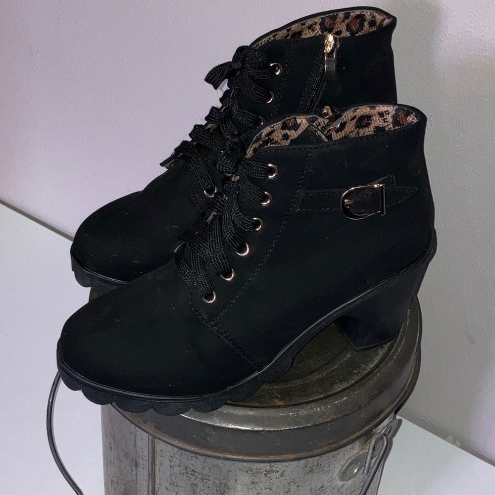 NWOT Women's Black Lace-Up Chunky Heel Ankle Boots